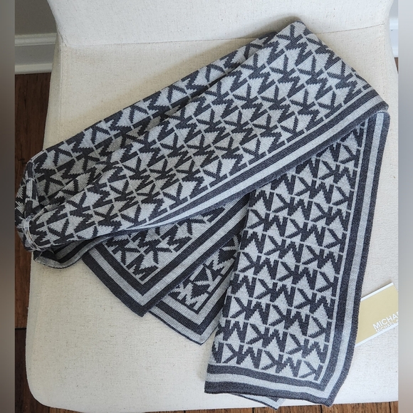 Michael Kors Scarf - Picture 3 of 4